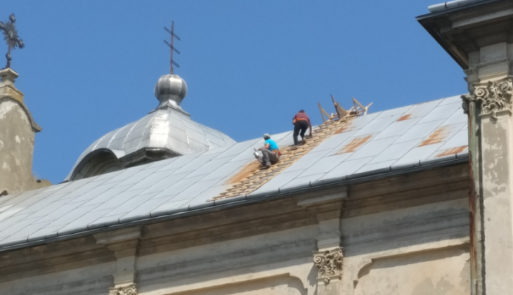 Ремонт даху костелу в Городенці