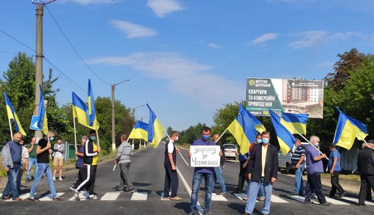 Акція протесту з вимогою ремонту доріг до Чернелиці