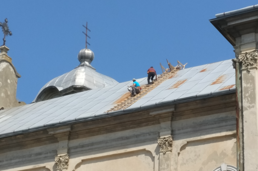 Ремонт даху костелу в Городенці