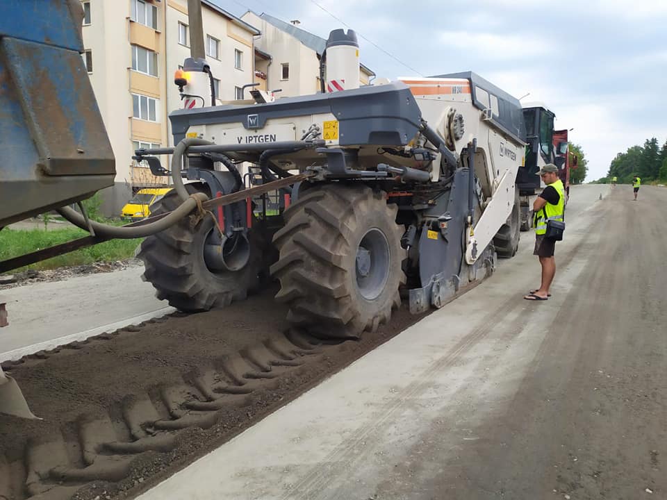 Триває ремонт дороги від Городенки до Франківська